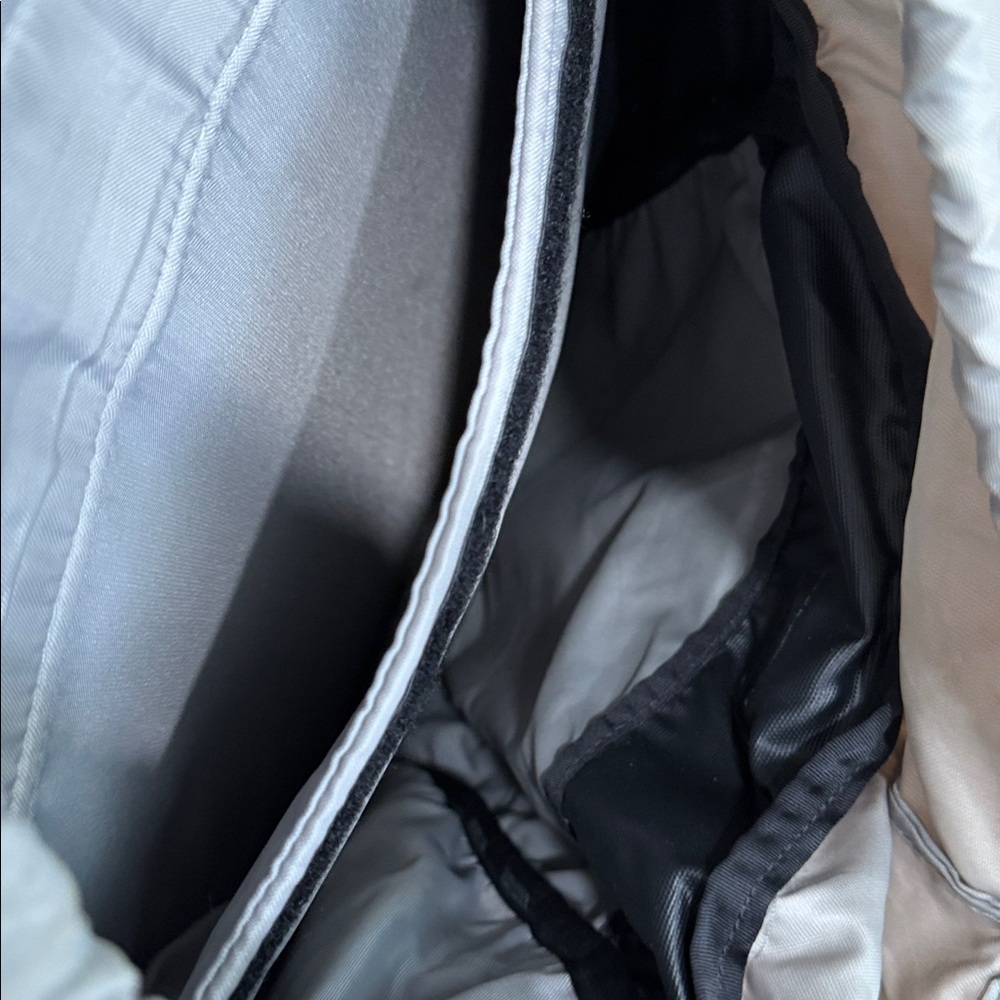 The North Face travel laptop Backpack drawstring - Picture 4 of 8